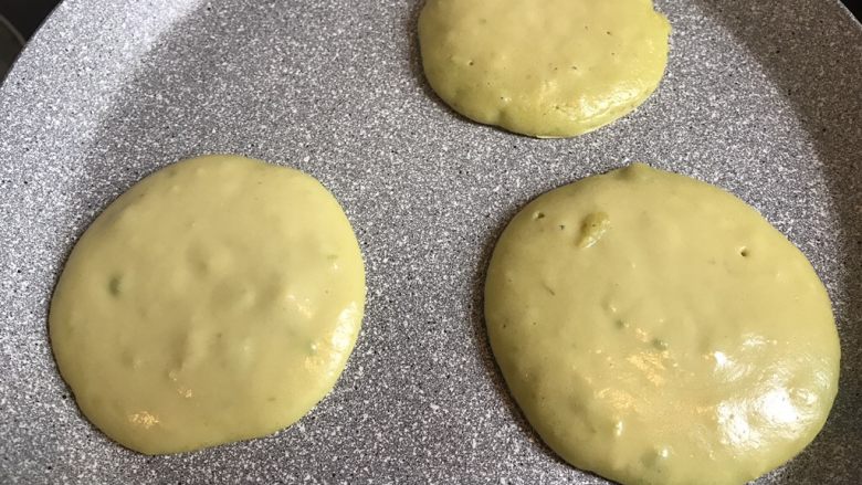 牛油果松饼,看到表面有气泡产生翻面,两面煎熟,继续摊剩余的面糊