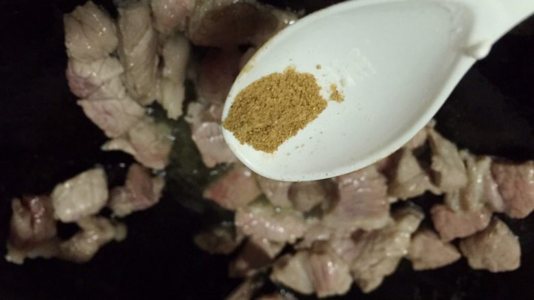猪耳朵豆角炖肉,肉块变色后,放<a style='color:red;display:inline-block;' href='/shicai/ 12043'>花椒粉</a>。