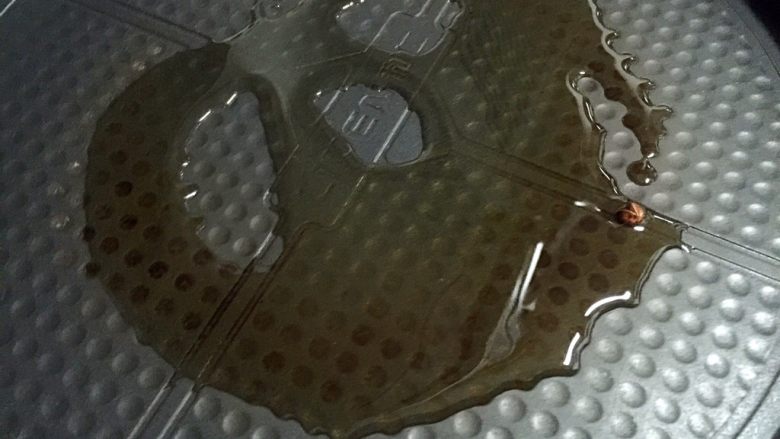 香煎鱼块,电饼铛放材料油预热。