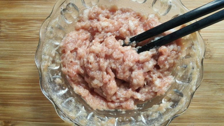 芋头葛根粉饺子,按顺时针方向搅拌一分钟,再加入适量<a style='color:red;display:inline-block;' href='/shicai/ 718'>料酒</a>继续搅拌几分钟。