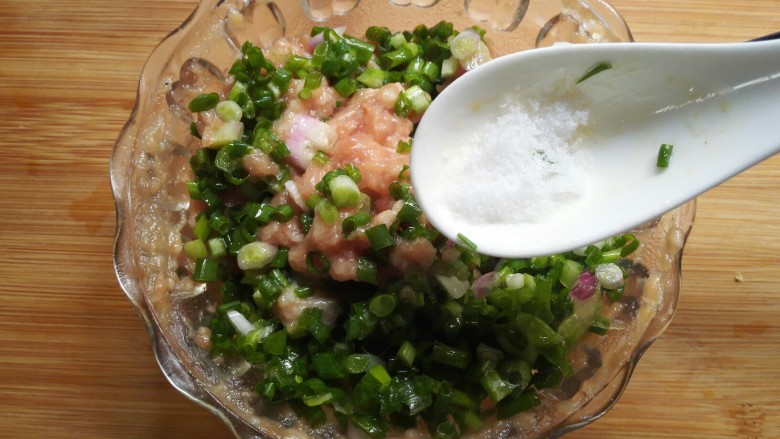 芋头葛根粉饺子,葱花倒入肉馅中,加入适量盐。