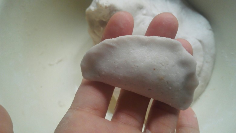 芋头葛根粉饺子,对折,把边缘捏紧。