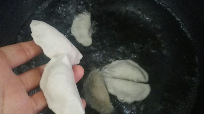 芋头葛根粉饺子,锅加适量清水烧开,下芋饺。