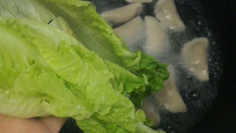 芋头葛根粉饺子,大火煮开转中小火煮至芋饺漂浮在表面,加入几片生菜烫熟关火。