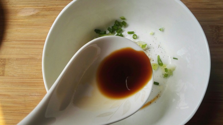 芋头葛根粉饺子,在煮芋饺的时候,拿一碗放入适量葱花,黑胡椒粉,生抽,醋,猪油,开水(也可用高汤),调成汤汁。