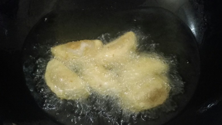 芋头葛根粉饺子,也可以用油炸,锅倒入油烧6成热,下芋饺中小火炸至表面起小泡捞出,再转大火倒入芋饺复炸一次至表面微黄即可。