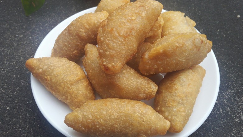芋头葛根粉饺子,用吸油纸吸去多远的油,装盘即可。