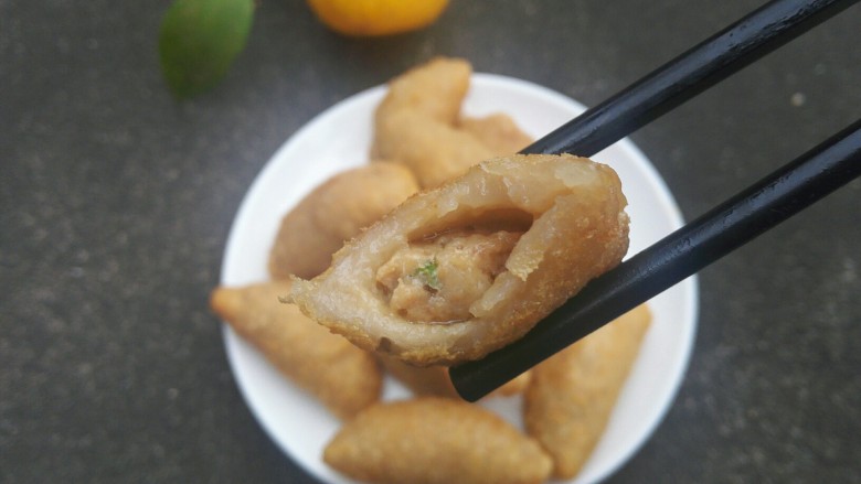 芋头葛根粉饺子,最外层皮酥脆内软糯,馅鲜多汁。