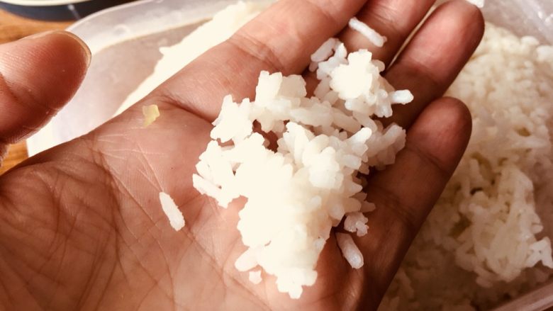 栗子炒饭,事先烧好的粘米,隔夜有点硬,炒饭正好