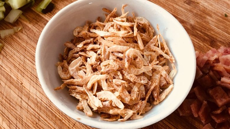 栗子炒饭,盛出,冷却一下更脆。