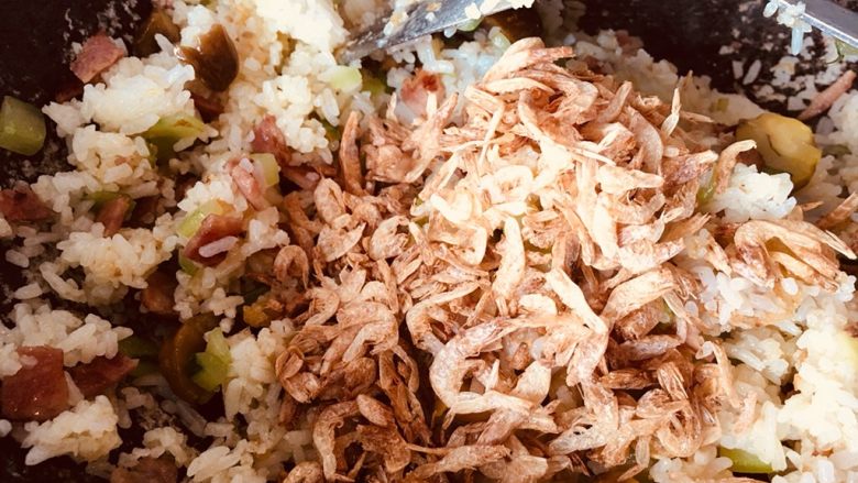 栗子炒饭,等饭全部炒好,加入虾皮即可。