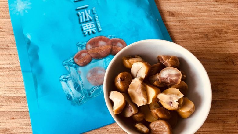 栗子炒饭,买糖炒栗子送的冰栗,要尽快吃掉。就拿来炒饭。