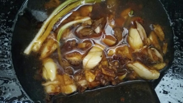 就这样炒鸡腿肉🐔🐔,锅里放油,油一定要末过调料,热锅下冷油后小火🔥,放花椒,豆瓣酱,姜蒜末,葱白,喜欢辣的可以放辣椒面,然后不停搅拌,防止粘锅。记得小火哦。
