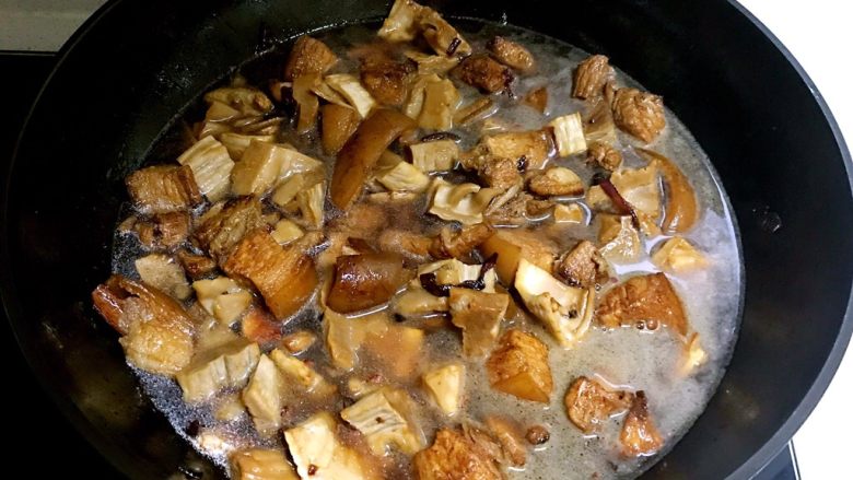 红烧五花肉笋干,加入开水,水量没过食材