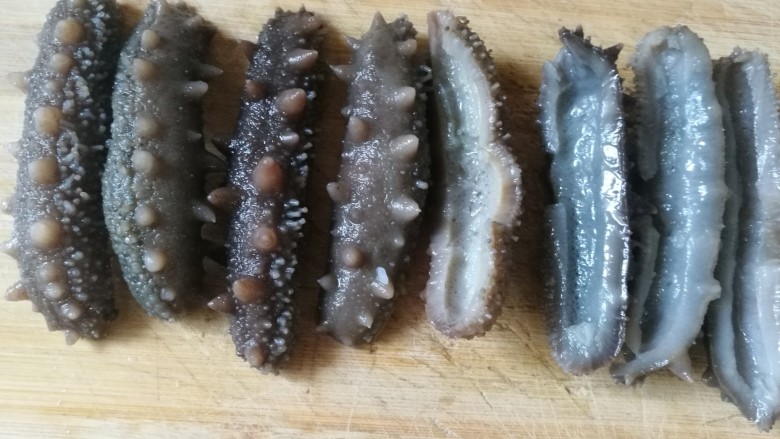 葱油海参,海参浸泡发好后清洗,去除内脏。