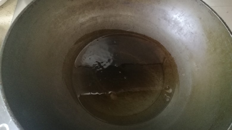 葱油海参,起油锅,7成热就可以。