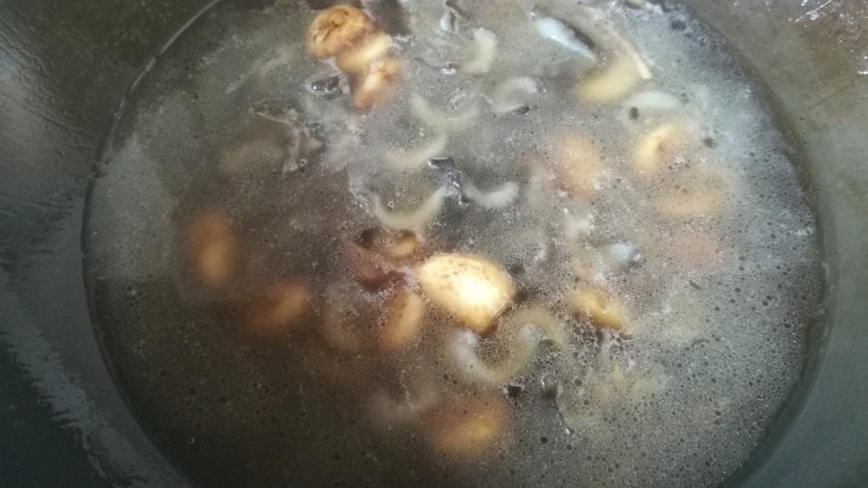 葱油海参,再加少许清水,盖上锅盖,调至中火,烧6一7分钟。