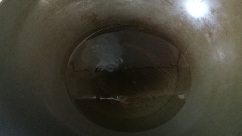 葱油海参,另起油锅,油温80度左右既可。
