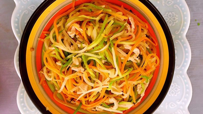 原创系列@@萝卜开会「肉丝炒三色萝卜丝」,可以出来亮相了!哇塞了没有?真哇塞了我!