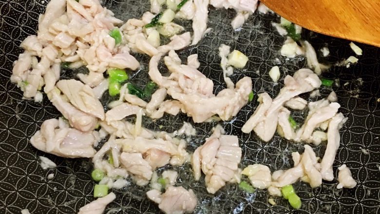原创系列@@萝卜开会「肉丝炒三色萝卜丝」,开始炒啦!锅里放油,油热了,我们下葱蒜炒香,然后下肉,这是一般炒菜的前奏套路呢。肉丝变色以后,就可以下一步了