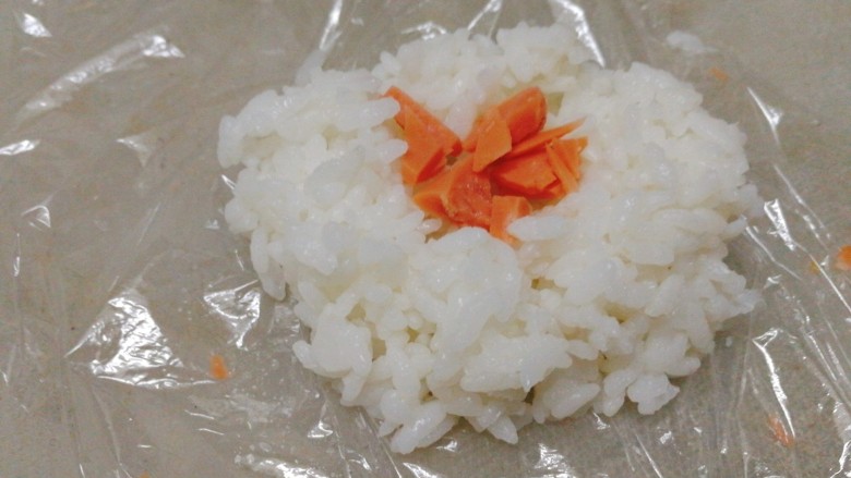 剩米饭百种做法+小老鼠抱蛋煎饭团,保鲜膜裹住一勺米饭,中间夹火腿粒