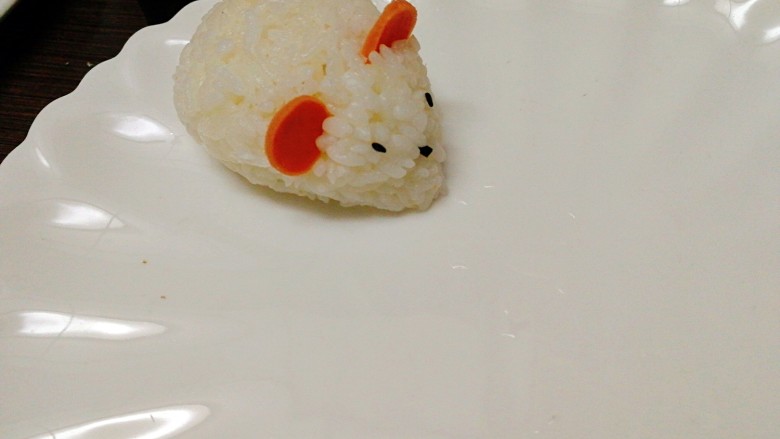 剩米饭百种做法+小老鼠抱蛋煎饭团,再用黑芝麻做眼睛,鼻子