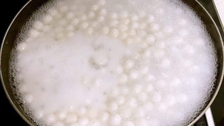 风味独特的 杂蔬炒珍珠丸子,锅内加入冷水烧开后放入珍珠丸子,珍珠丸子飘上来后就熟了