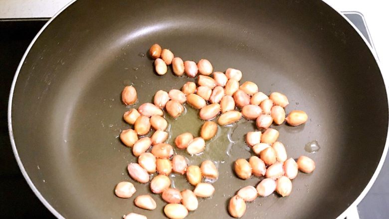 风味独特的 杂蔬炒珍珠丸子,锅内加入大豆色拉油烧热后加入花生米