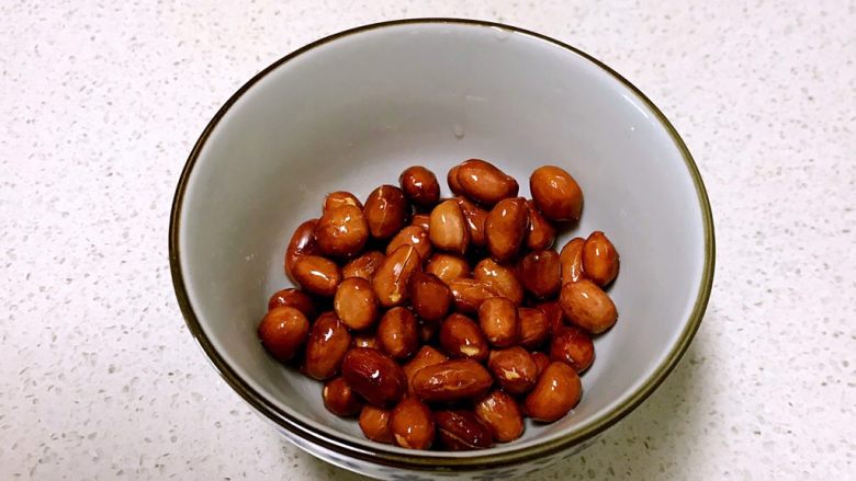 风味独特的 杂蔬炒珍珠丸子,花生米炒熟后打到碗里