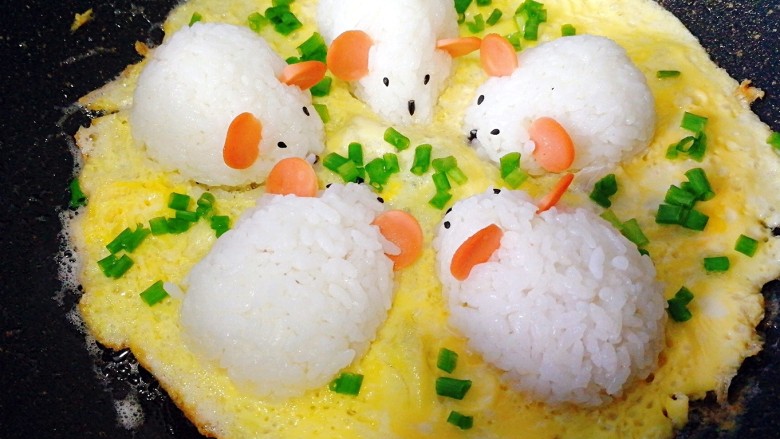 剩米饭百种做法+小老鼠抱蛋煎饭团,香味飘出,蛋基本凝固时,沿锅边再次放入少量油,撒上葱花