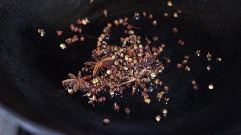 干煸孜然花菜,锅中加油，温油小火将花椒、八角煸出香味。