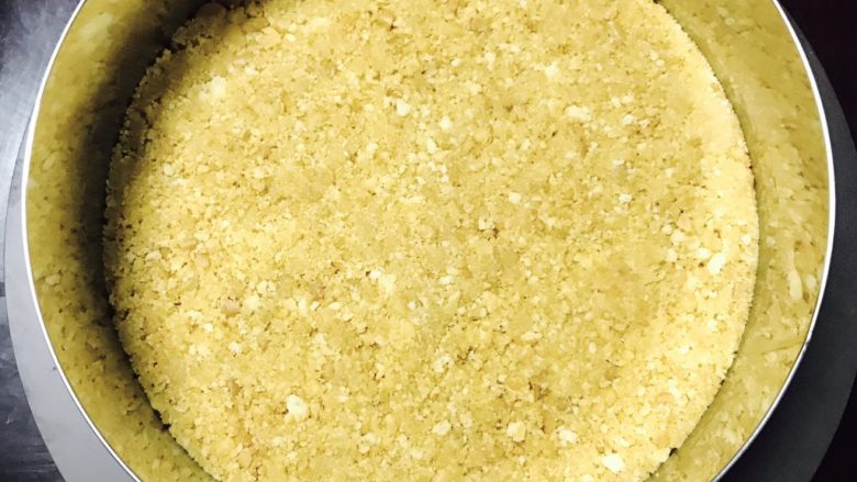 百香果芝士慕斯蛋糕,将融化好的黄油和饼干碎充分搅拌,倒入6寸慕斯圈内,然后找个平底工具(如圆形平底杯盖,圆形玻璃茶杯底),把饼干碎用力压平。放入冰箱冷藏半个小时