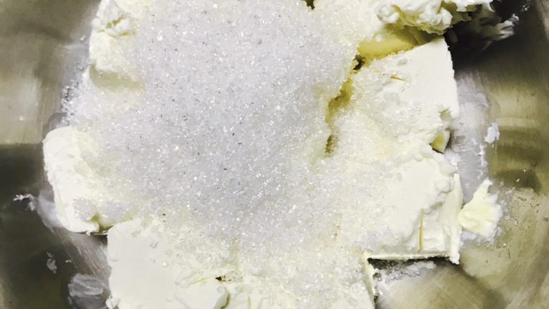 百香果芝士慕斯蛋糕,将60g白砂糖,倒入软化好的奶油奶酪中(我是冰箱刚拿出来的奶油奶酪,放微波炉加快融化的,大概1分钟不到的时间)