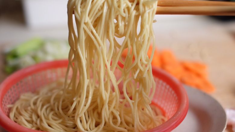 【爱生活.爱面条】の日式炒面,捞出,不必过水,用筷子不断上下捞起吹凉面条(夏天可用电风扇)