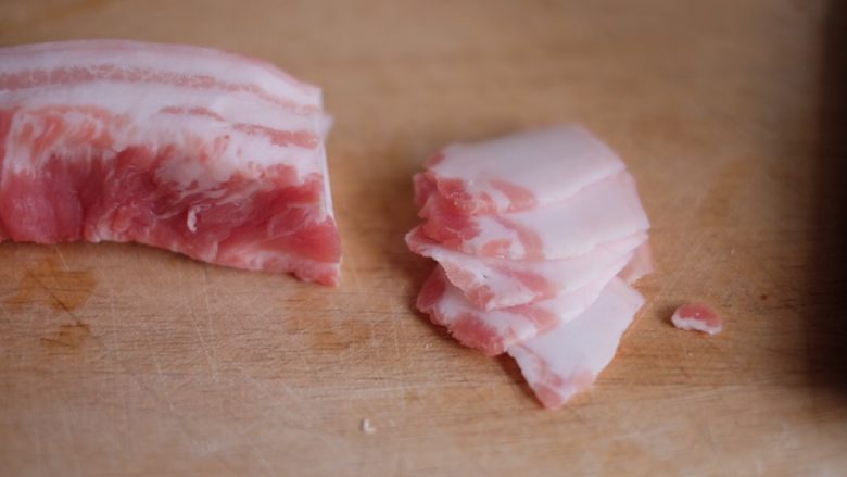 【爱生活.爱面条】の日式炒面,五花肉提前冷冻两小时,切成薄片