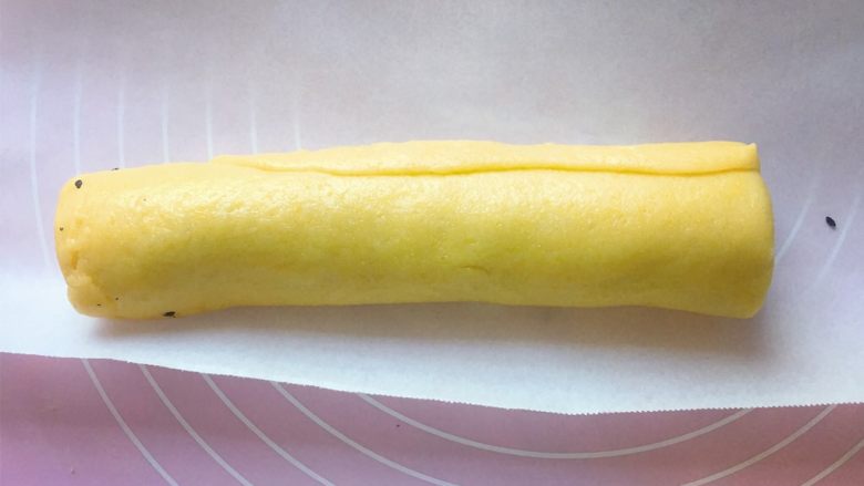 黑芝麻饼干,从顶部开始卷起,卷紧成长条,用油纸包上,放入冰箱冷冻一小时。