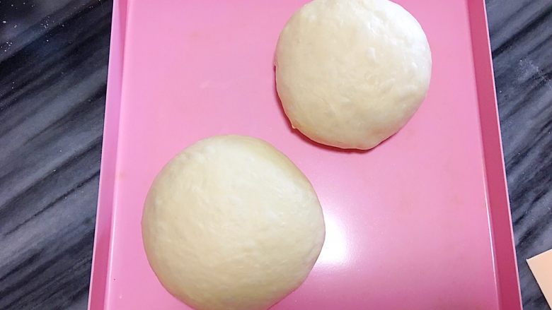 双色葡萄干甜吐司,滚圆,盖保鲜膜松弛15-20分钟