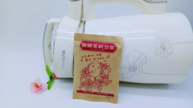 #冬喝暖饮夏吃冰#馥郁茉莉豆浆~营养美味的中式早餐,准备好豆浆机,我选用的是豆角包,不用自己搭配,如果没有豆料包自己搭配也可以的。