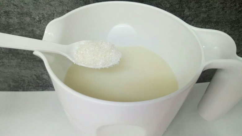 #冬喝暖饮夏吃冰#馥郁茉莉豆浆~营养美味的中式早餐,加入白砂<a style='color:red;display:inline-block;' href='/shicai/ 10588'>糖</a>,根据个人喜欢,不放也可以。