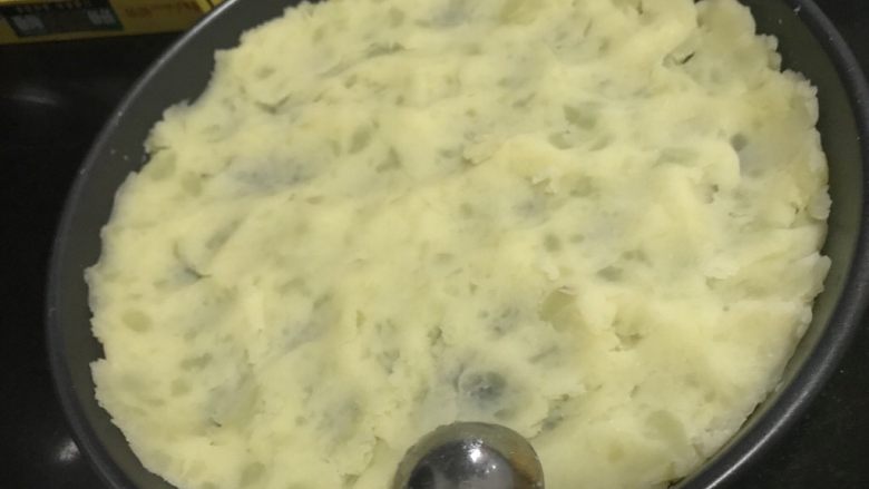 芝士肉糜焗土豆,把土豆压成泥,加入盐,味精,根据个人口味调味后平铺于不粘烤盘,建议使用长方形盘。