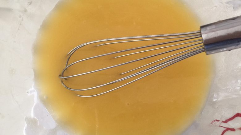 杏仁核桃饼干(无泡打粉、苏打粉),用手动打蛋器搅拌成乳化状