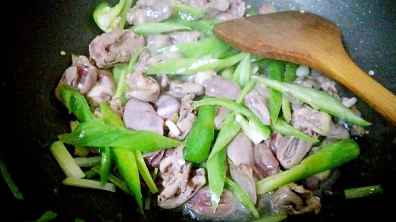 香辣鸡心,放入鸡心,大火爆炒