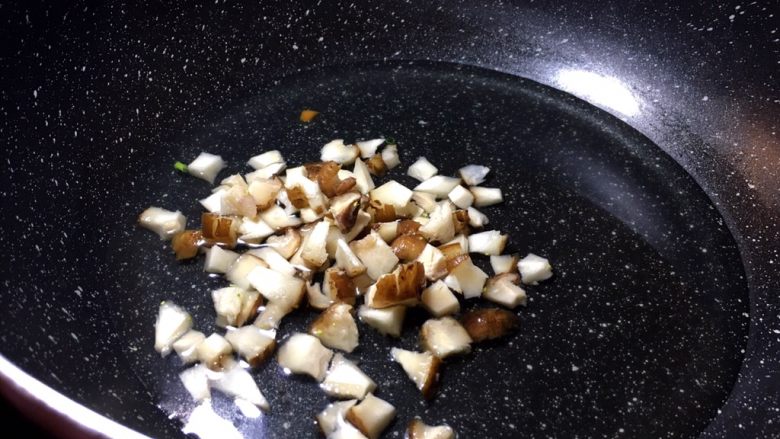 米饭鸡蛋饼 香酥脆,将香菇入锅2分钟后捞出沥干水分,西兰花入锅3分钟后捞出沥干水分