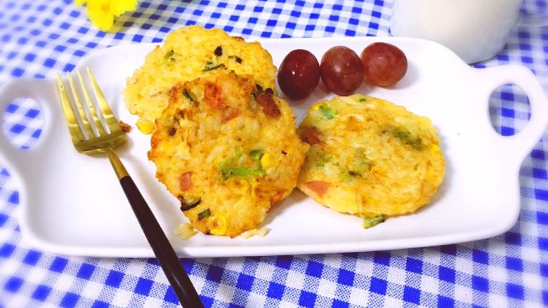 米饭鸡蛋饼 香酥脆,煎好的饭饼装盘，陪上一杯热牛奶，美味早餐即可食用