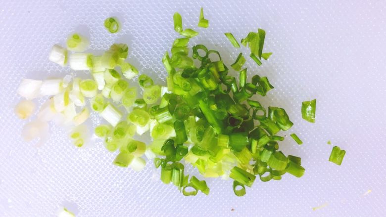 米饭鸡蛋饼 香酥脆,将香葱洗净切段,西兰花洗净切小块