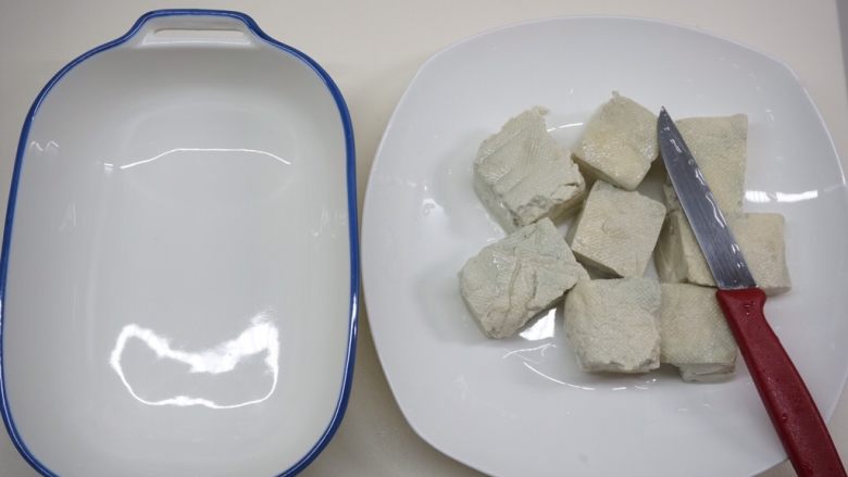 剁椒臭臭,想要入味点可以切成小块状,够懒可以忽略小刀这步,直接装入盘中