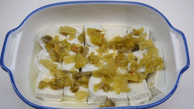 剁椒臭臭,均匀的放在臭臭上面,喜辣可以铺满