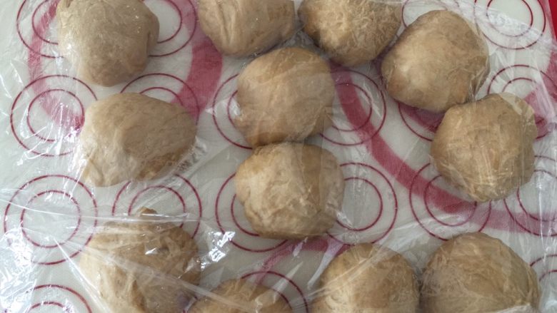 奇亚籽咖啡12连迷你面包,直接用厨师机搅几下面团排气
平均分成12等份,盖上保鲜膜防止风干