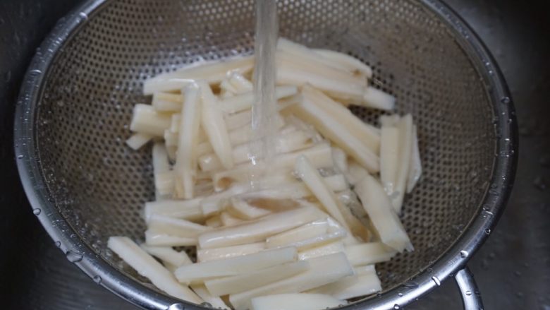 糖醋莲藕,放入沥水蓝,冲洗干净