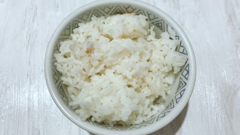 黄金甲米饭猪肉饼,<a style='color:red;display:inline-block;' href='/shicai/ 6501'>剩米饭</a>一碗准备好。